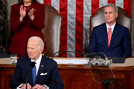 Edustajainhuoneen tuore puheenjohtaja, republikaani Kevin McCarthy (oik.) kuunteli presidentti Joe Bidenin kansakunnan tilaa käsittelevää puhetta tiistaina Washingtonissa.