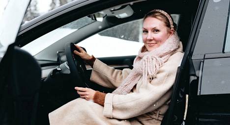 Sataprosenttisesti sähköllä kulkevaan autoon siirtyminen ei ole ainoa tapa vähentää päästöjä, muistuttaa Drivalian markkinointipäällikkö Kaisa Tiira-Vahala.