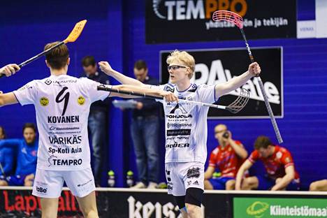 Nokian KrP:n Joona Rantala ja toisen maalin tehnyt Joonatan Kovanen (oik.) juhlivat salibandyn miesten F-liigan toisessa loppuottelussa.