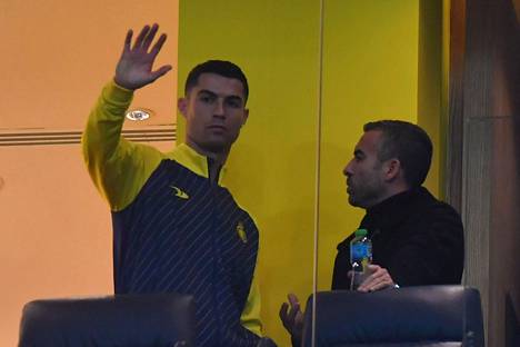 Cristiano Ronaldo vilkutti uuden seuransa Al-Nassrin kannattajille perjantain ottelun aikana stadionin vip-tiloista.