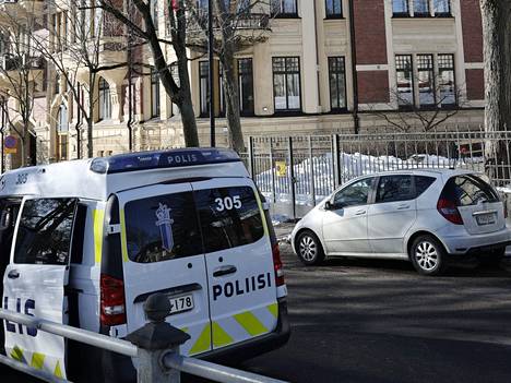 Poliisiauto Turkin suurlähetystön edustalla Helsingissä 1. maaliskuuta 2023. 