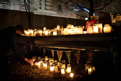 Ihmiset sytyttivät perjantai-iltana kynttilöitä paikalle, josta surmattu 16-vuotias löydettiin aiemmin tällä viikolla.