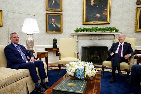 Edustajainhuoneen puhemies Kevin McCarthy (vas.) ja presidentti Joe Biden keskustelivat velkakatosta tiistaina 9. toukokuuta.