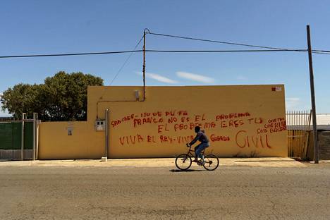 ”Sánchez, paskiainen, Franco ei ole ongelma, vaan ongelma olet sinä”, luki Espanjan entistä diktaattoria ja kansalliskaartia ylistävässä graffitissa Almeríassa huhtikuussa.