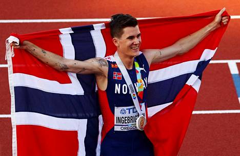 Jakob Ingbrigtsen sai ylleen Norjan lipun ja kaulaansa MM-kullan, joka kaiverretaan myöhemmin.