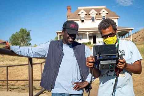 Daniel Kaluuya ja käsikirjailija, ohjaaja ja tuottaja Jordan Peele Nope-elokuvan kuvauksissa. 