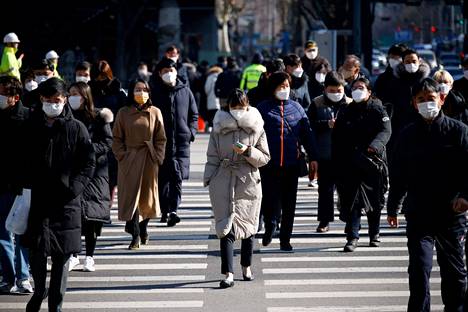 Etelä-Koreassa tehdään poikkeuksellisen paljon töitä jo nykyisellään. Kuva otettu pääkaupungissa Soulissa helmikuussa 2021.