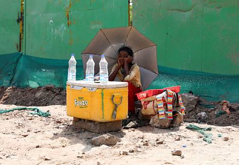 Tyttö myi vettä kuumana päivänä  New Delhissä 27. huhtikuuta. 