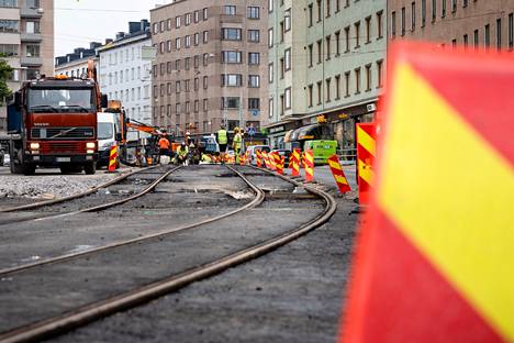 Raitioliikenne palaa jälleen Töölöön. Ensi maanantaina raitiovaunut kulkevat taas Runeberginkadulla.