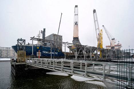 Salmisaaren voimalan hiilenkuljetuslaiturissa Helsingissä purettiin laivasta venäläistä kivihiililastia Helenin voimalaan huhtikuun alussa.