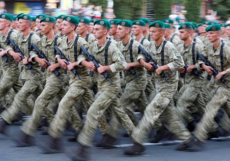 Ukrainan nuoria sotilaita itsenäisyyspäivän paraatissa Kiovassa 20. elokuuta.