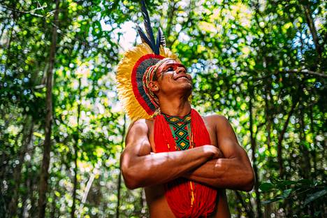Brasiliassa alkuperäiset asukkaat kunnioittavat ympäristön antimia. Kuvan pataxó-heimon jäsenellä on perinteisiä kasvomaalauksia. Heimo on kärsinyt elinympäristön kapenemisesta.