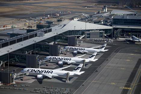 Finnairin koneita Helsinki-Vantaan lentokentällä maaliskuussa.
