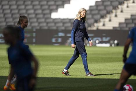 Anna Signeul käveli Milton Keynesin stadionin nurmella Suomen torstaisissa harjoituksissa.
