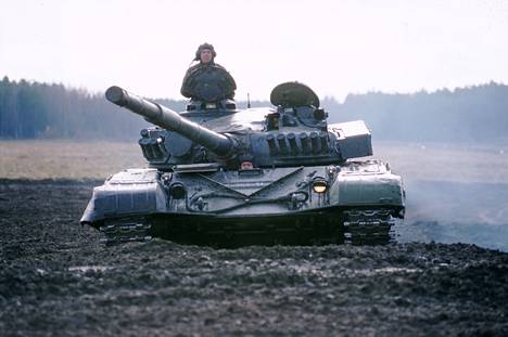 T-72-vaunut oli sijoitettu Parolannummelle. Kuva vuodelta 2000, jolloin Leopard-vaunut eivät vielä olleet korvanneet niitä. 