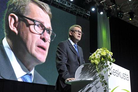 Keskustan presidenttiehdokas Matti Vanhanen puhui puoluekokousväelle presidenttiehdokkaaksi nimittämisen jälkeen Seinäjoella sunnuntaiaamuna.