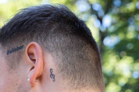 Puolalaisen Damian Górechin Justin Bieber-faniuden todistaa ohimoon tatuoitu teksti  belieber.