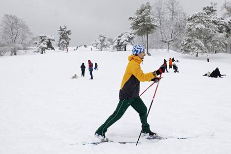 Antonino Vitale suosii Kaivopuistossa hiihtämistä lyhyen matkan vuoksi.