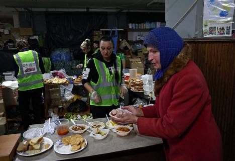 Ukrainalaiset vapaaehtoiset jakoivat ruokaa ja juomaa asukkaille Bahmutissa tiistaina.