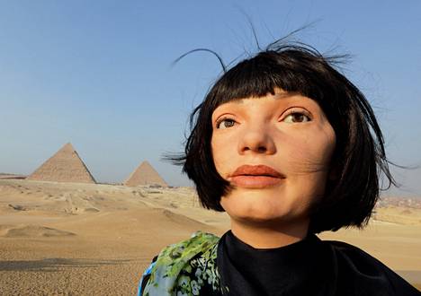 Ai-Da Gizan pyramideilla Kairossa 23. lokakuuta 2021.