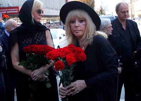 Laulaja Alla Pugatšova laulajan ja poliitikon Iosif Kobzonin hautajaisissa Moskovassa 2. syyskuuta 2018.