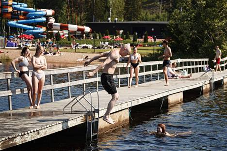 Uimareita Käyrälammella Kouvolassa 19. kesäkuuta. Kouvolassa on ollut nyt 27 peräkkäistä hellepäivää, mikä on uusi Suomen ennätys. 