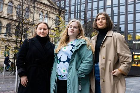 Helsingin yliopiston viestinnän opiskelijat Lyydia Laukkanen, Anna Enbuske ja Mona Zabihian kertoivat HS:lle kiusaamistilanteesta lokakuussa 2021.