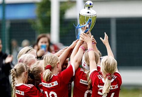 NuPSin pelaajat juhlivat 10-vuotiaiden tyttöjen kilpasarjan voittoa Helsinki cupin finaalipäivänä 11. heinäkuuta 2020. Tämänvuotiseen turnaukseen on ilmoittautunut 1 376 joukkuetta