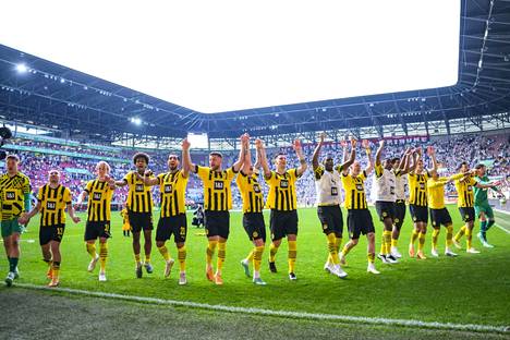 Dortmund-pelaajat juhlivat kannattajien kanssa vierasvoittoa Augsburgia vastaan.