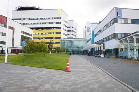 Tampereen yliopistollisessa sairaalassa on Pirkanmaan sairaanhoitopiirin tiistaisen tiedotteen mukaan hoidettavana toistakymmentä koronapotilasta.