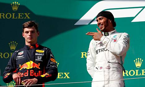 Max Verstappen oli vakavana ja voittaja Lewis Hamilton yhtä hymyä kisan jälkeen.
