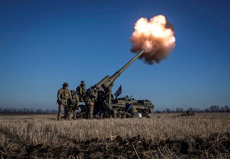 Ukrainalaissotilaat ampuivat 2S7 Pion -telakanuunalla kohti Venäjän asemia lähellä Bahmutin etulinjaa Donetskin alueella 24. tammikuuta 2023.