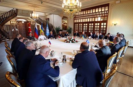 Turkin, Ukrainan ja Venäjän edustajat kokoontuivat käsittelemään viljavientiä 13. heinäkuuta Istanbulissa.