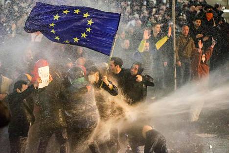 Mielenosoittajat heiluttivat EU:n lippuja.