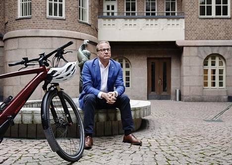 Lahden kaupunginjohtaja Pekka Timonen kulkee työmatkansa sähköpolkupyörällä. Työsuhdeautoa ei ole.