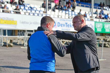 Hakan päävalmentaja Teemu Tainio ja HIFK:n päävalmentaja Mixu Paatelainen tervehtivät ennen ottelun alkua.