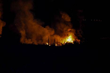 Silminnäkijöiden mukaan ukrainalaisomisteinen rahtilentokone oli jo tulessa ennen sen putoamista lähelle Kavalan kaupunkia.