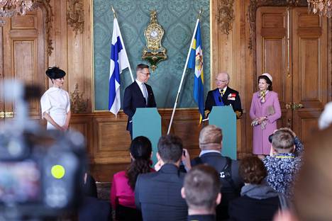 Presidenttipari ja kuningaspari antoivat medialle lausunnot valtiovierailun aluksi tiistaina 23. huhtikuuta kuninkaanlinnassa Tukholmassa.