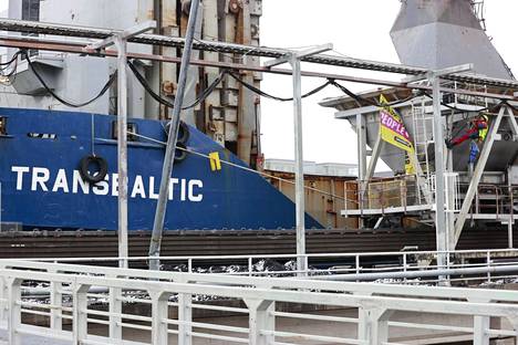 Greenpeacen aktivistit osoittivat mieltään Salmisaaren voimalaitoksen edustalla huhtikuussa 2022.