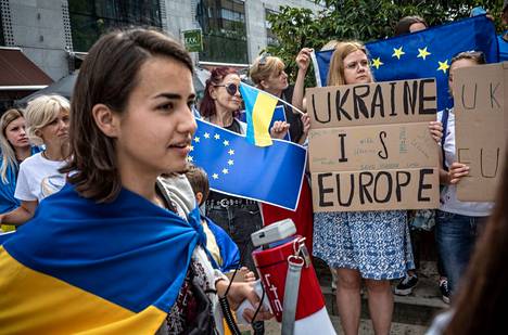 Mielenosoittajat kokoontuivat torstaina EU-alueelle Brysseliin vauhdittamaan EU-johtajien päätöstä myöntää Ukrainalle jäsenehdokkaan asema.