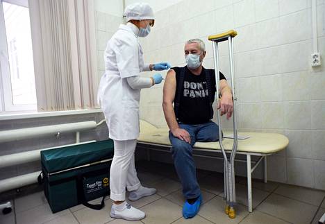 Terveydenhoitaja pisti Sputnik V -rokotetta venäläismiehelle Pietarissa helmikuun lopussa.