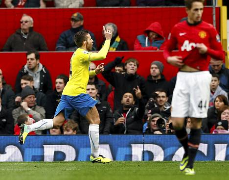 Newcastlen Yohan Cabaye (vas) juhli maalia Manchester Unitedia vastaan.