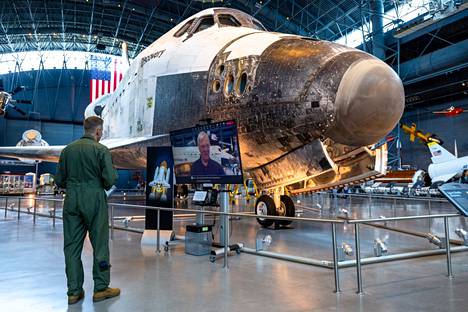 Virtuaalisesti päivystävä entinen astronautti huomasi eversti Aki Heikkisen univormun ja nappasi tämän keskusteluun avaruussukkula Discoveryn edustalla kansallisessa ilmailu- ja avaruusmuseossa.