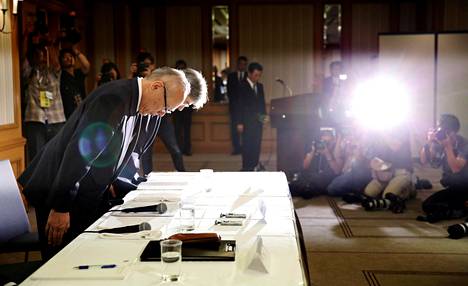 Tokion lääketieteellisen yliopiston johtaja Tetsuo Yukioka ja varapresidentti Keisuke Miyazawa kumarsivat viime elokuussa lehdistötilaisuuden alussa pahoitellen pääsykokeissa tapahtunutta syrjintää.