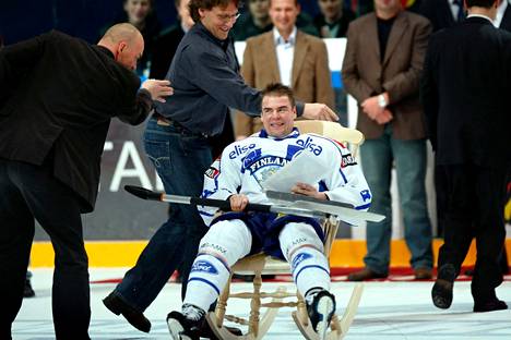 At the end of the match, Raimo Helminen sat down in the rocking chair that was given to him. 
