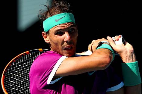 Espanjan Rafael Nadal palautti syötön Ranskan Adrian Mannarinolle Australian avoimen mestaruusturnauksen seitsemäntenä päivänä. 