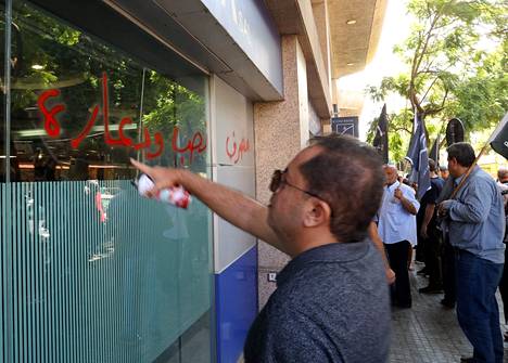 "Huijaamisen ja prostituution pankki”, luki graffitissa, joka oli maalattu pankin ikkunaan Beirutissa.