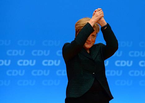 Angela Merkel kiitti yleisöä puolueensa kokouksessa Kölnissä, jossa hänet valittiin jälleen puheenjohtajaksi.