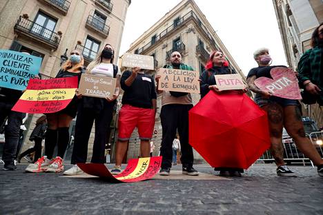 Prostituution kieltävää lakia vastustettiin viime syksynä Barcelonassa Sant Jaumen aukiolla.