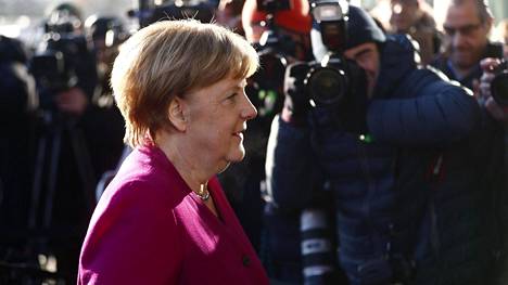 Saksan hallitusneuvotteluissa vihdoin sopu – Neuvottelutulos voi vielä kaatua demarien jäsenäänestyksessä